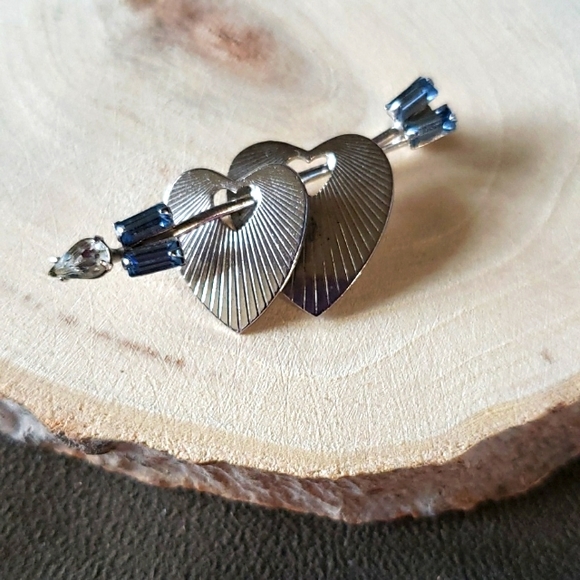 VINTAGE Sterling silver arrow through 2 hearts brooch by Carl Art - Picture 6 of 6